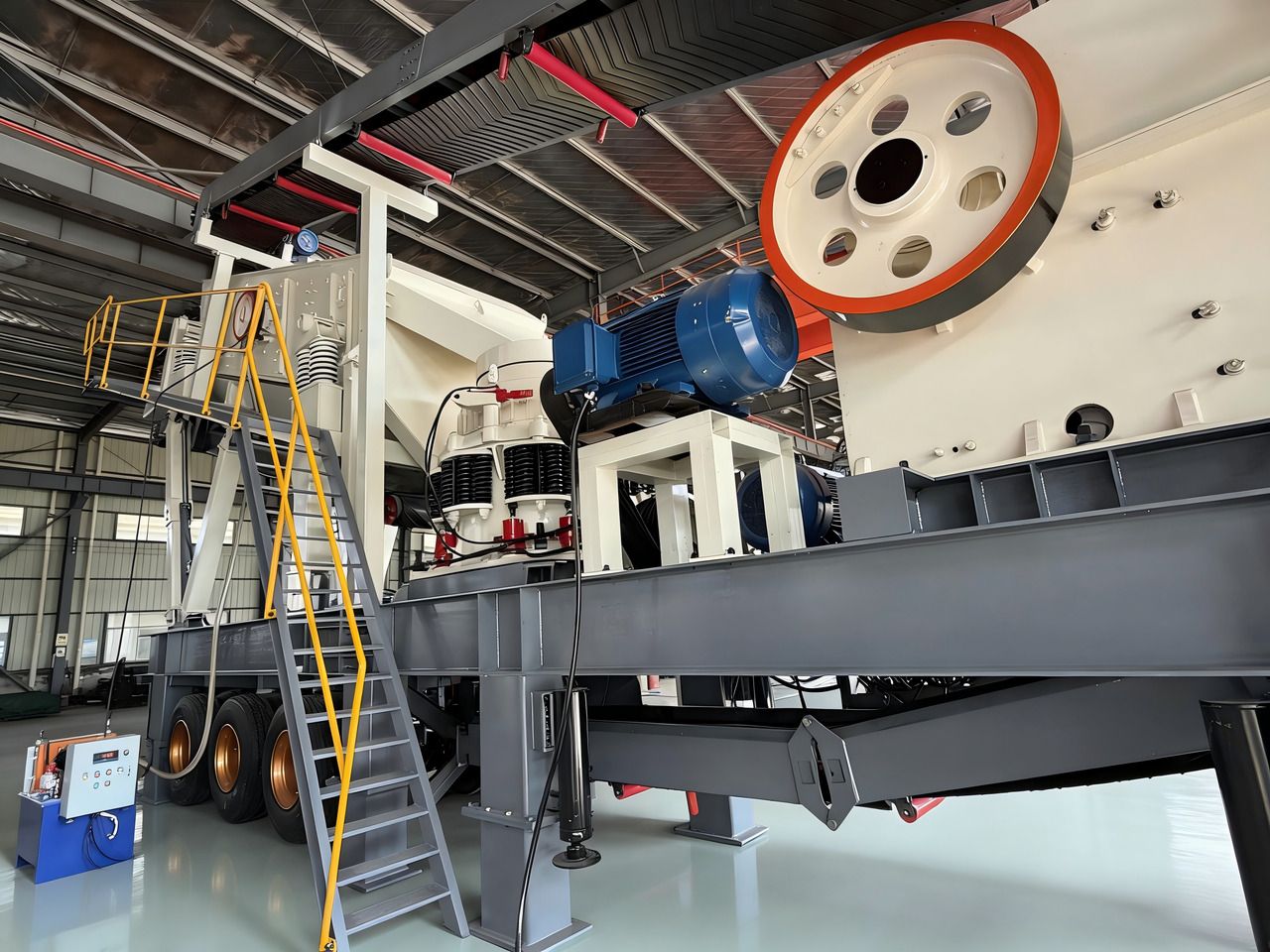 KINGLINK Mobile Crushing & Screening Plant for Iron and Copper Ore - Tanaman penghancur mobil: gambar 3 KINGLINK Mobile Crushing & Screening Plant for Iron and Copper Ore - Tanaman penghancur mobil: gambar 3