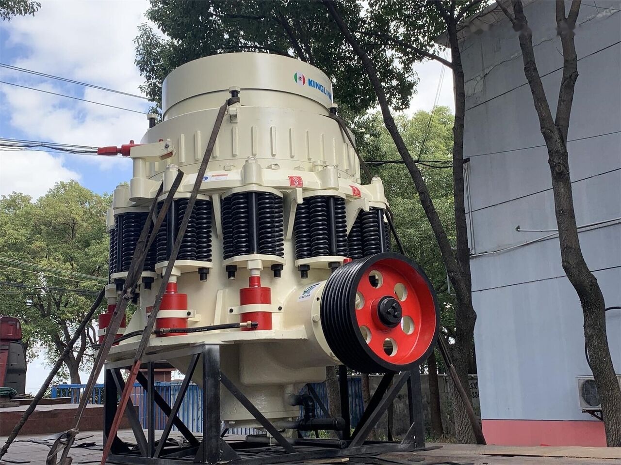 Kinglink 250TPH KLM1380 Iron Ore Cone Crusher - Penghancur kerucut: gambar 2 Kinglink 250TPH KLM1380 Iron Ore Cone Crusher - Penghancur kerucut: gambar 2