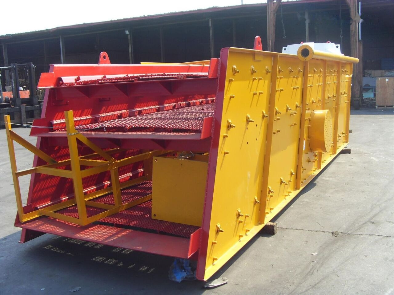 Kinglink Gold Ore Vibrating Screen 3YA1860 | 200TPH - Screener: gambar 1 Kinglink Gold Ore Vibrating Screen 3YA1860 | 200TPH - Screener: gambar 1
