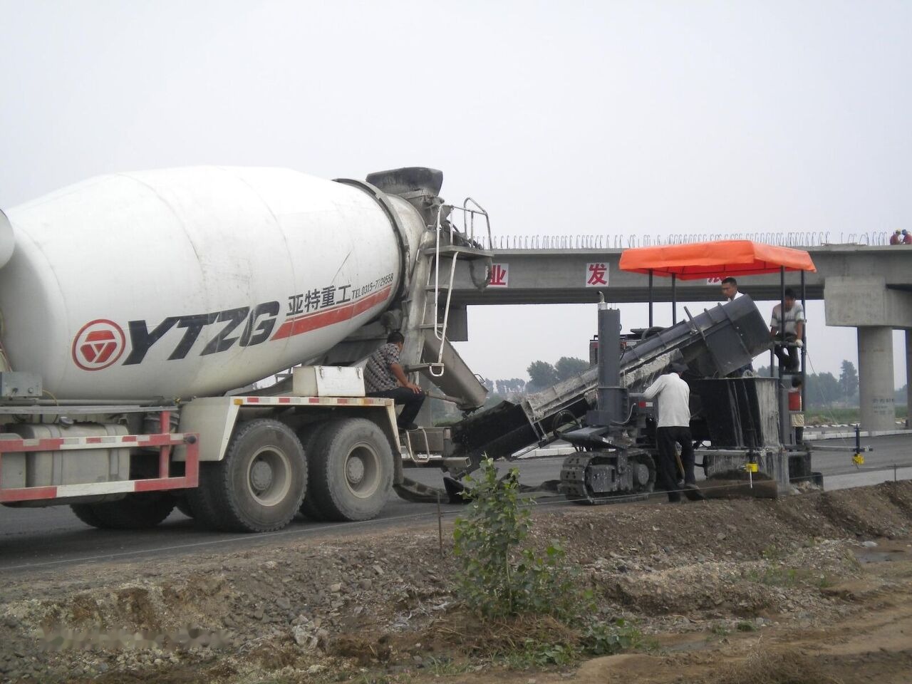 Kinglink MC5000 Concrete slipform paver for road ditch and gutter - Slipform paver: gambar 4 Kinglink MC5000 Concrete slipform paver for road ditch and gutter - Slipform paver: gambar 4