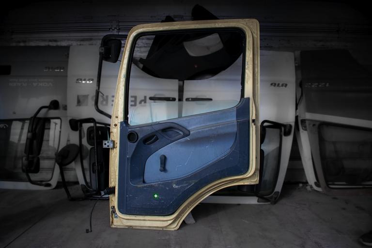 MERCEDES-BENZ ATEGO I - RIGHT - Pintu dan bagian untuk Truk: gambar 2 MERCEDES-BENZ ATEGO I - RIGHT - Pintu dan bagian untuk Truk: gambar 2