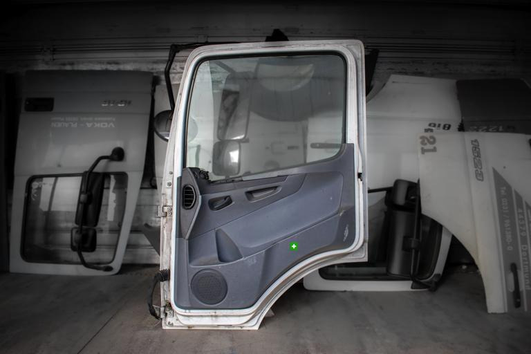 MERCEDES-BENZ ATEGO II - PASSENGER - Pintu dan bagian untuk Truk: gambar 2 MERCEDES-BENZ ATEGO II - PASSENGER - Pintu dan bagian untuk Truk: gambar 2