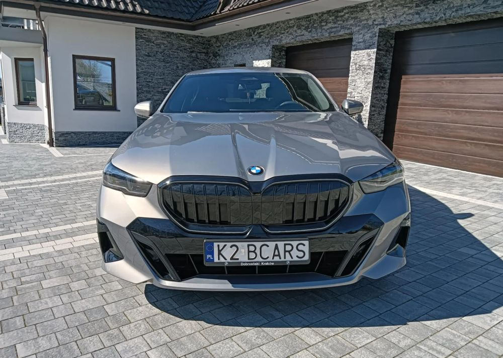 BMW Seria 5 - Mobil sedan: gambar 3 BMW Seria 5 - Mobil sedan: gambar 3
