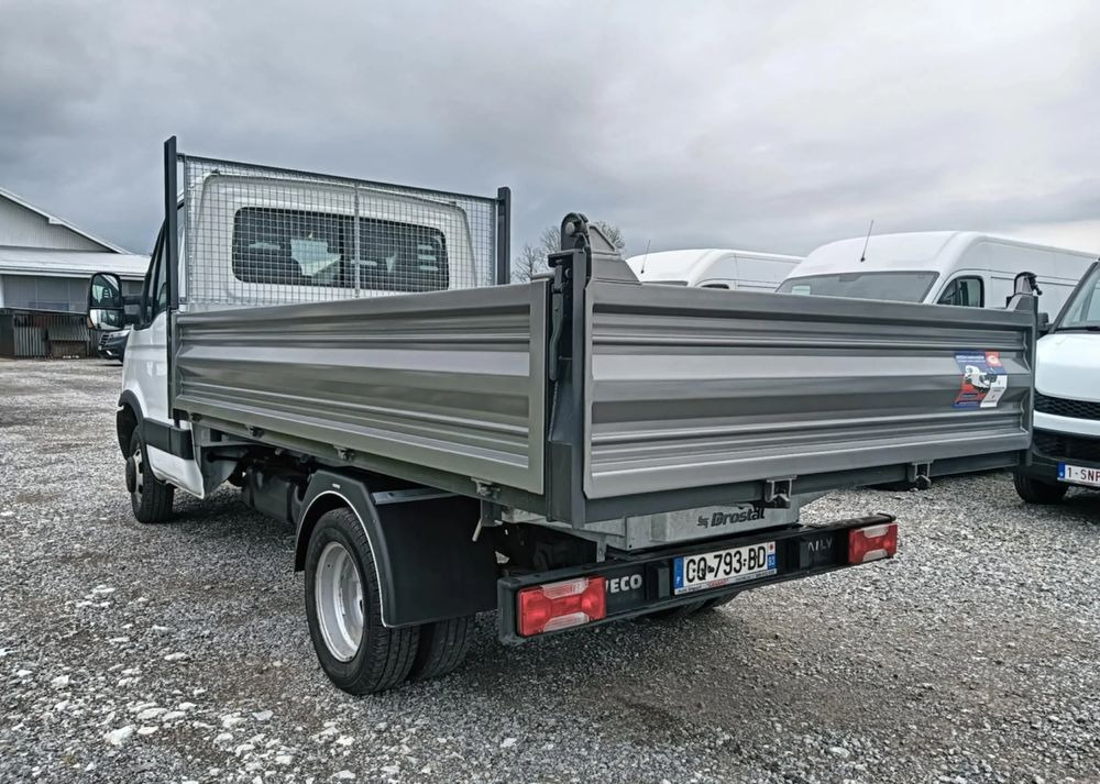 Iveco 35C13, 35C12, 35C15 - Van jungkit: gambar 5 Iveco 35C13, 35C12, 35C15 - Van jungkit: gambar 5