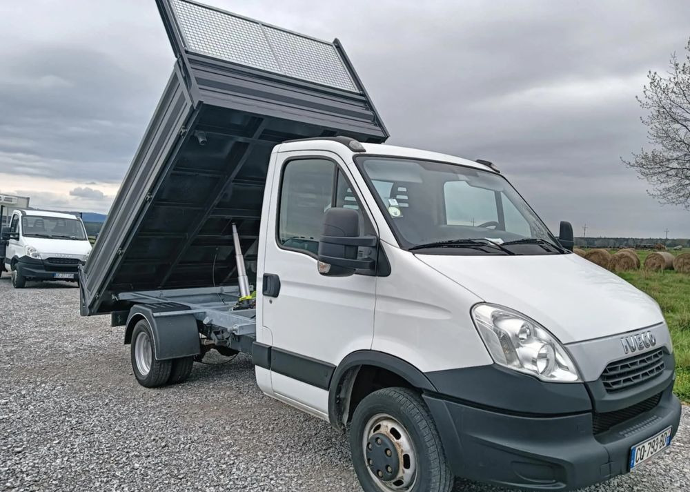 Iveco 35C13, 35C12, 35C15 - Van jungkit: gambar 2 Iveco 35C13, 35C12, 35C15 - Van jungkit: gambar 2
