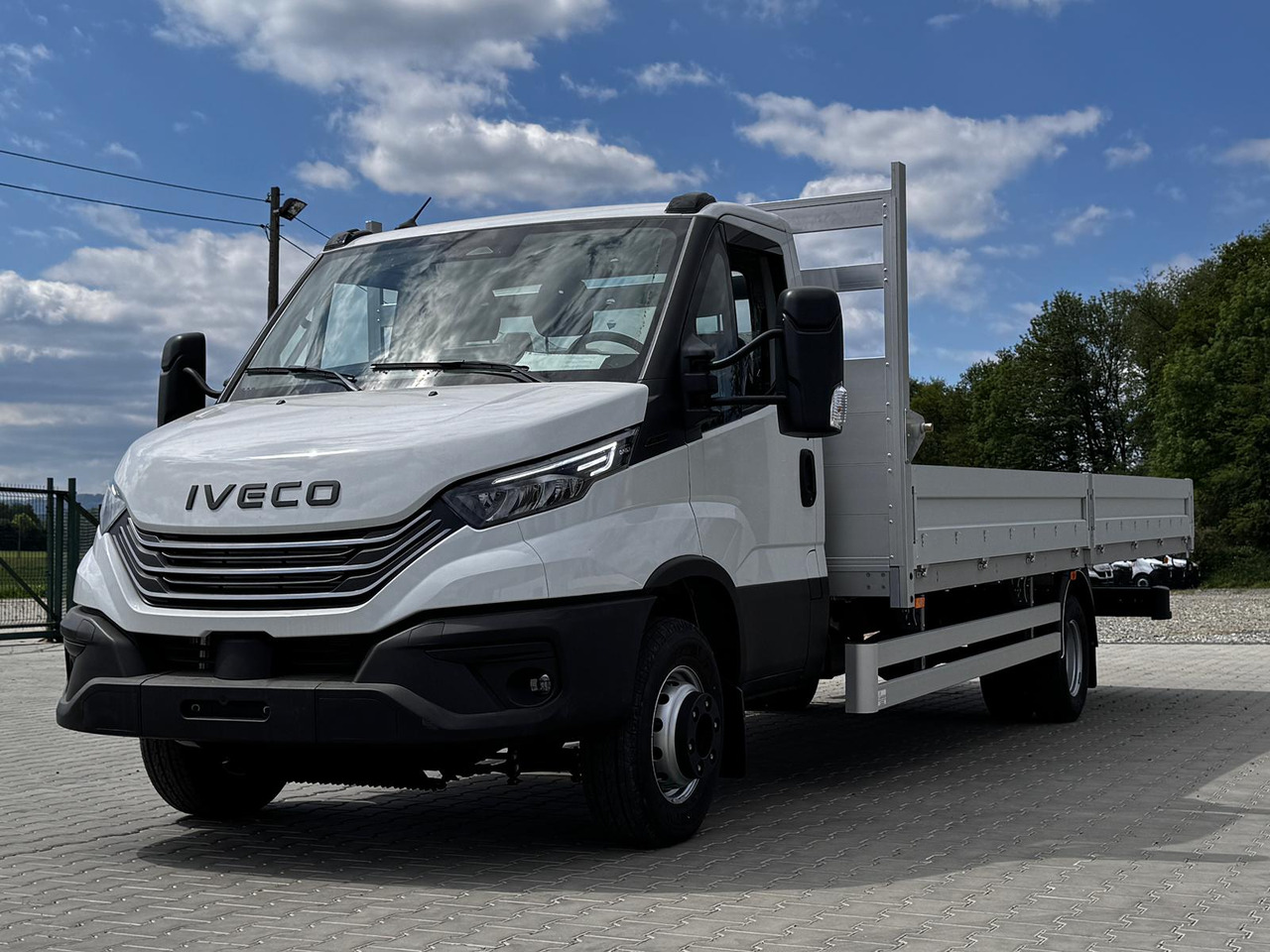 Iveco Daily 70C18 - Truk flatbed: gambar 1 Iveco Daily 70C18 - Truk flatbed: gambar 1