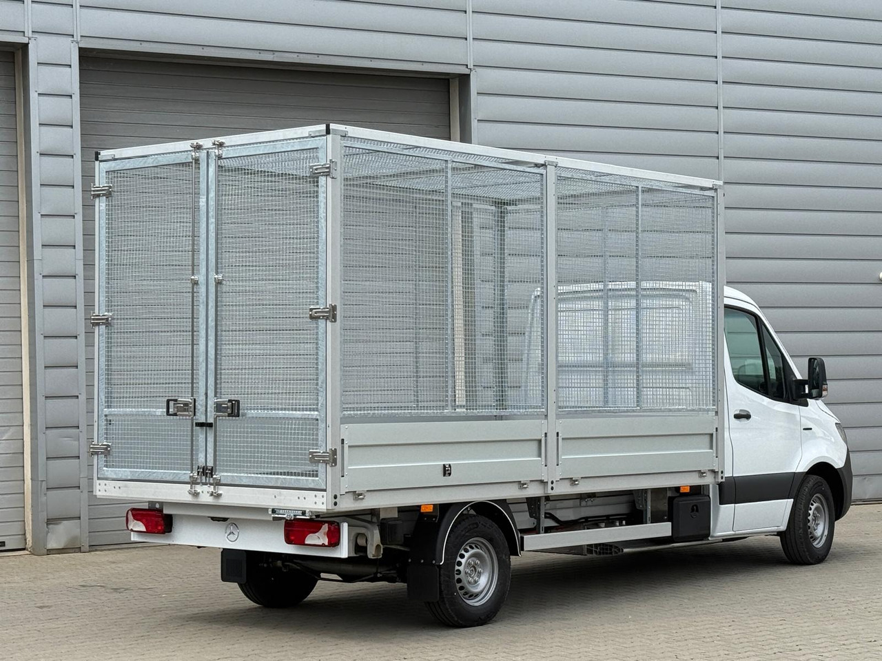 Mercedes eSprinter - Van flatbed, Van listrik: gambar 2 Mercedes eSprinter - Van flatbed, Van listrik: gambar 2