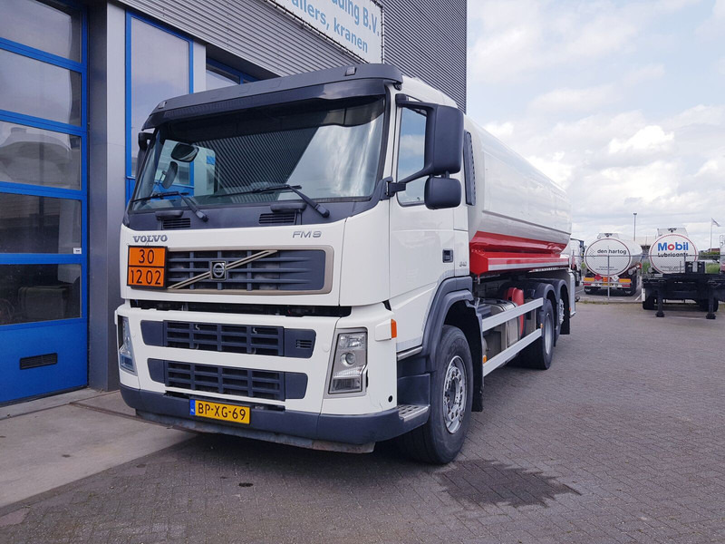 Volvo FM 9.340 Fuel 21.400 Liter 3 Compartments - Truk tangki: gambar 2 Volvo FM 9.340 Fuel 21.400 Liter 3 Compartments - Truk tangki: gambar 2