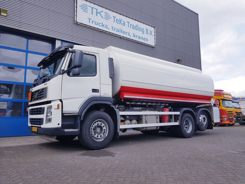 Volvo FM 9.340 Fuel 21.400 Liter 3 Compartments - Truk tangki: gambar 1 Volvo FM 9.340 Fuel 21.400 Liter 3 Compartments - Truk tangki: gambar 1