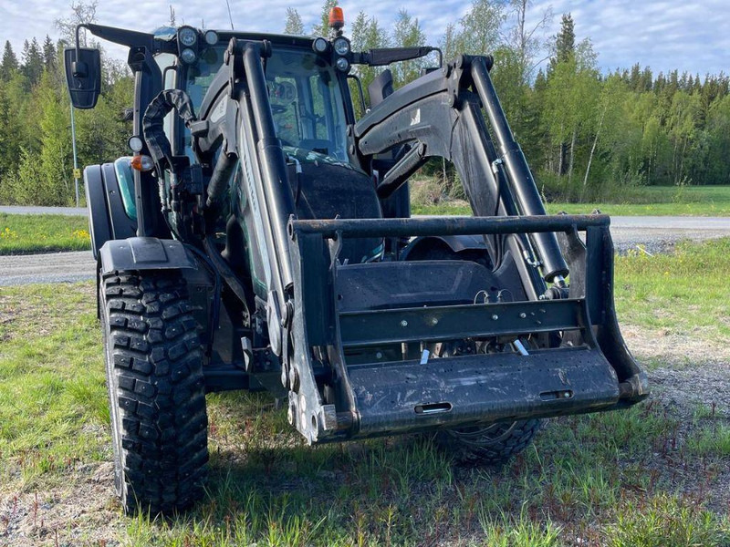 Valtra N154E Versu SmartTouch MR19 Valtra N154E Versu SmartTouch MR19 med frontlastare Quicke Q5M - Traktor: gambar 2 Valtra N154E Versu SmartTouch MR19 Valtra N154E Versu SmartTouch MR19 med frontlastare Quicke Q5M - Traktor: gambar 2