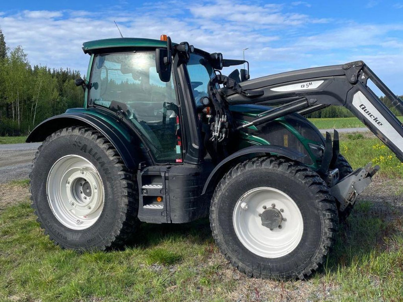 Valtra N154E Versu SmartTouch MR19 Valtra N154E Versu SmartTouch MR19 med frontlastare Quicke Q5M - Traktor: gambar 4 Valtra N154E Versu SmartTouch MR19 Valtra N154E Versu SmartTouch MR19 med frontlastare Quicke Q5M - Traktor: gambar 4