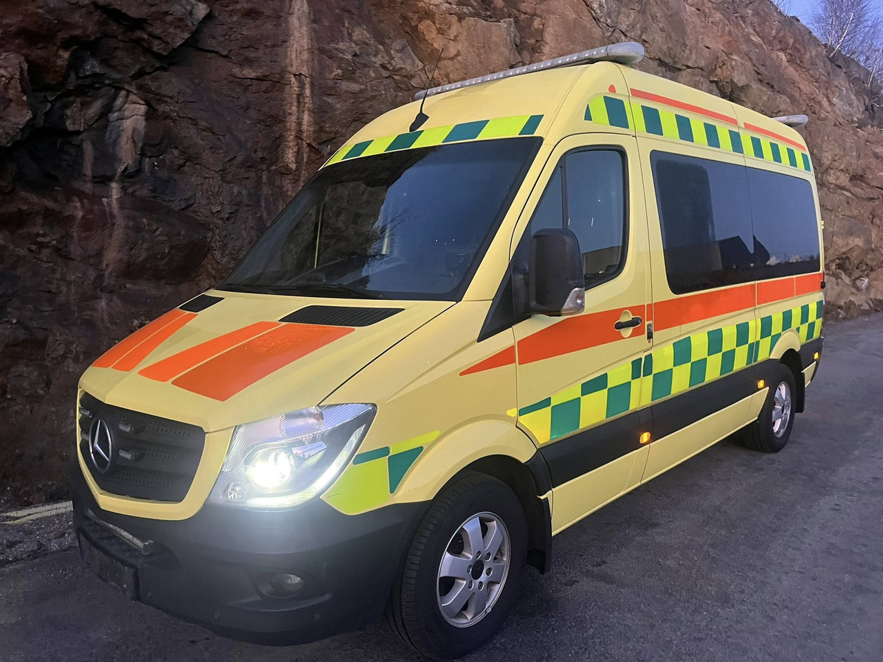 MERCEDES-BENZ Sprinter 319 - Light AMBULANCE / shvydka dopomo - Ambulans: gambar 2 MERCEDES-BENZ Sprinter 319 - Light AMBULANCE / shvydka dopomo - Ambulans: gambar 2
