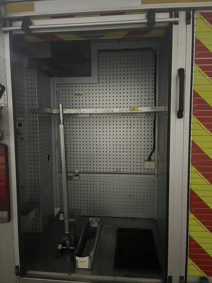 SCANIA P94GB 4x2 NZ310 - Fire engine - Truk pemadam kebakaran: gambar 4 SCANIA P94GB 4x2 NZ310 - Fire engine - Truk pemadam kebakaran: gambar 4