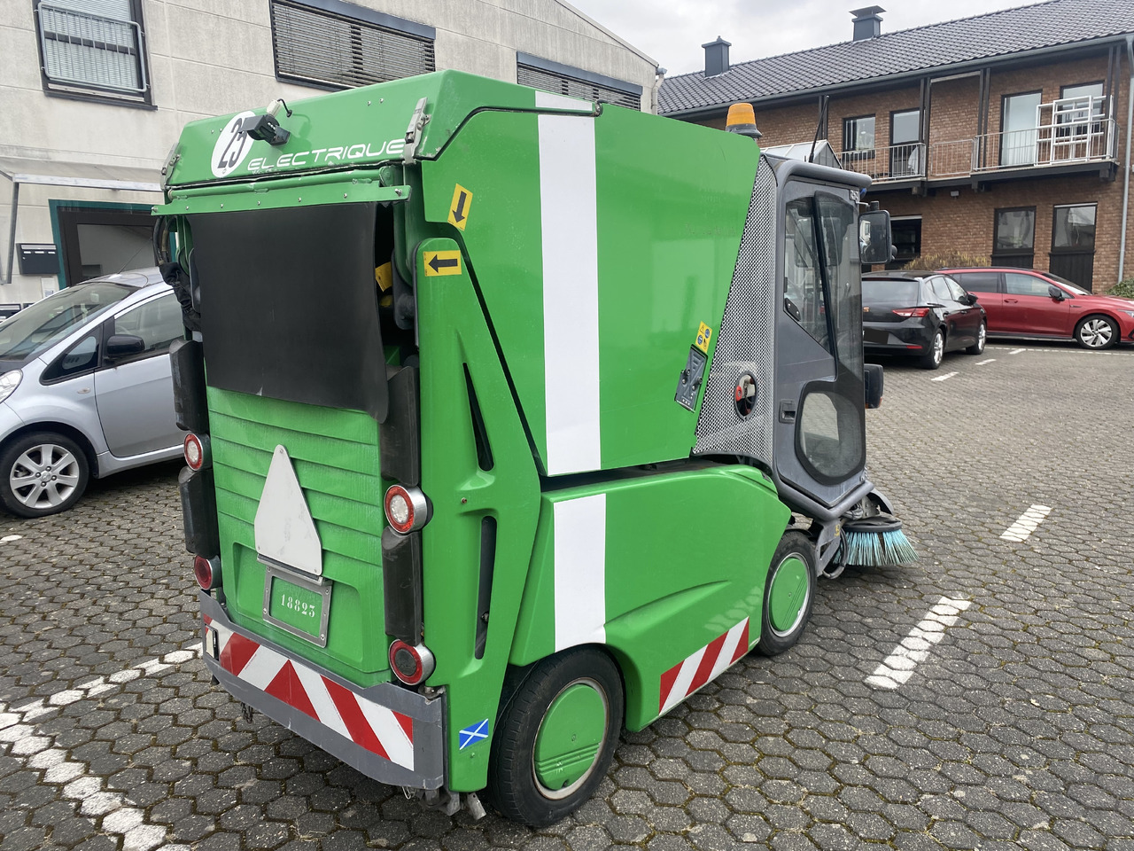 TENNANT Green Machines 500 ZE electric 500 ZE - Penyapu jalan: gambar 4 TENNANT Green Machines 500 ZE electric 500 ZE - Penyapu jalan: gambar 4