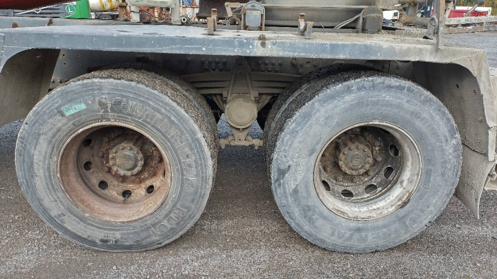 Volvo FM9 8x4 full steel,manual, mixer - Truk tangki: gambar 5 Volvo FM9 8x4 full steel,manual, mixer - Truk tangki: gambar 5