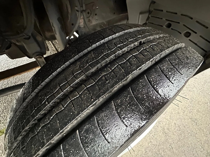 Mercedes-Benz Atego 815 / NL TRUCK / EURO 3 / LOW KM / BOX+LIFT / MANUAL / ANALOG TACHO - Truk box: gambar 4 Mercedes-Benz Atego 815 / NL TRUCK / EURO 3 / LOW KM / BOX+LIFT / MANUAL / ANALOG TACHO - Truk box: gambar 4