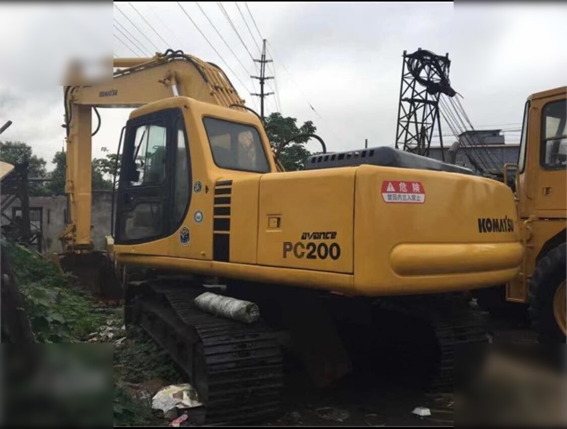 KOMATSU PC200-6 - Ekskavator perayap: gambar 1 KOMATSU PC200-6 - Ekskavator perayap: gambar 1