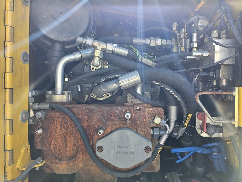 Ekskavator roda LIEBHERR A900C ZW: gambar 20 Ekskavator roda LIEBHERR A900C ZW: gambar 20