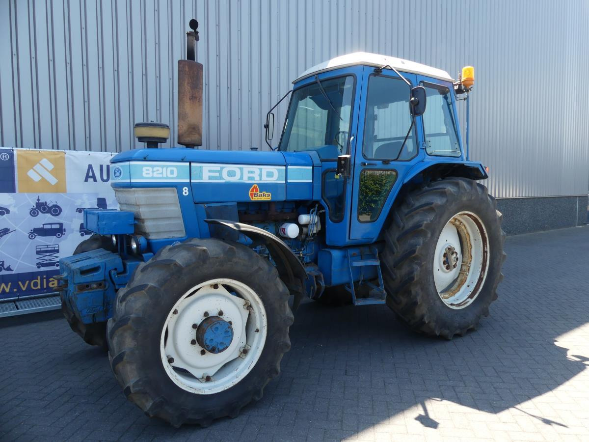 Ford 8210 - Traktor: gambar 1 Ford 8210 - Traktor: gambar 1