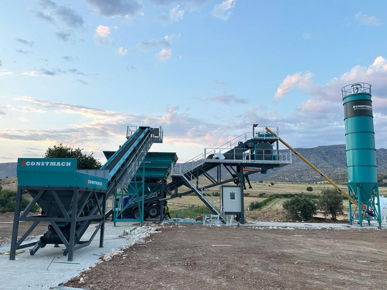 Constmach Mobile Betonmischanlage mit 60 m³/h - Pabrik beton: gambar 2 Constmach Mobile Betonmischanlage mit 60 m³/h - Pabrik beton: gambar 2