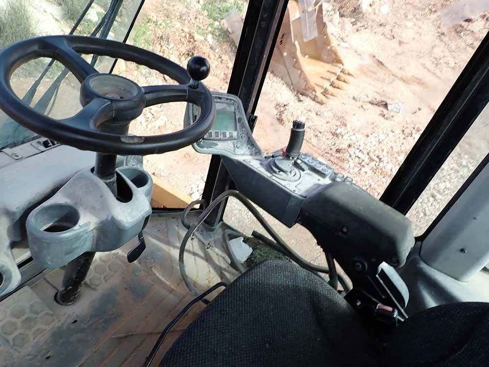 Pelat getar CAT CS64B: gambar 17 Pelat getar CAT CS64B: gambar 17