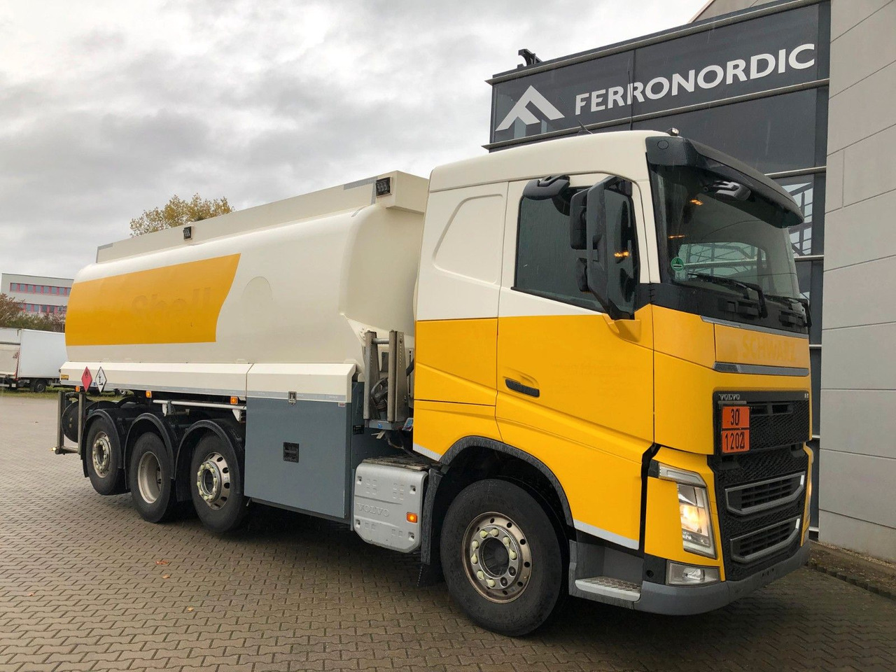 Volvo FH420 Tridem*ADR*3 Kammern 26700LT*ROHR*Sening - Truk tangki: gambar 1 Volvo FH420 Tridem*ADR*3 Kammern 26700LT*ROHR*Sening - Truk tangki: gambar 1
