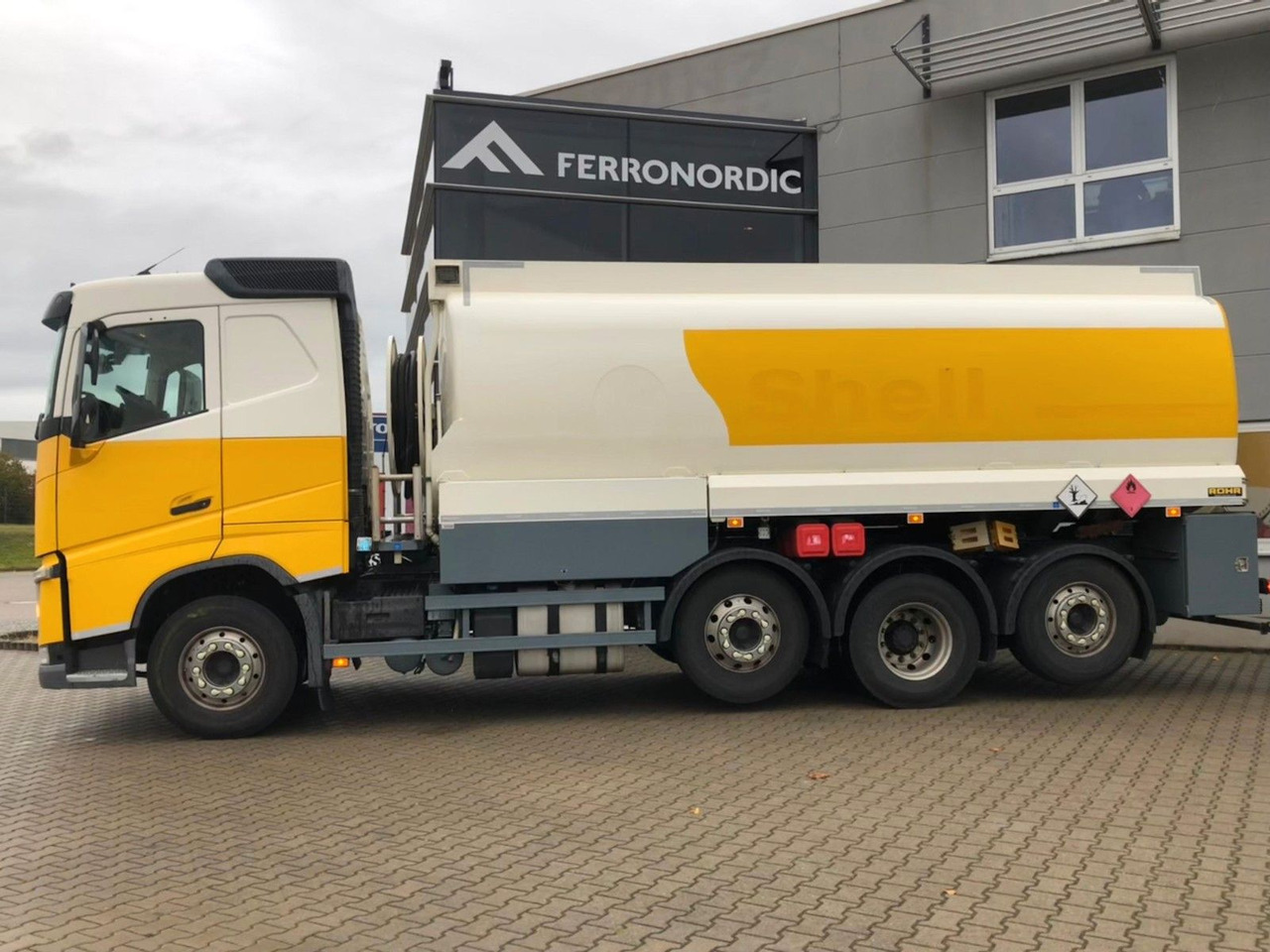 Volvo FH420 Tridem*ADR*3 Kammern 26700LT*ROHR*Sening - Truk tangki: gambar 4 Volvo FH420 Tridem*ADR*3 Kammern 26700LT*ROHR*Sening - Truk tangki: gambar 4