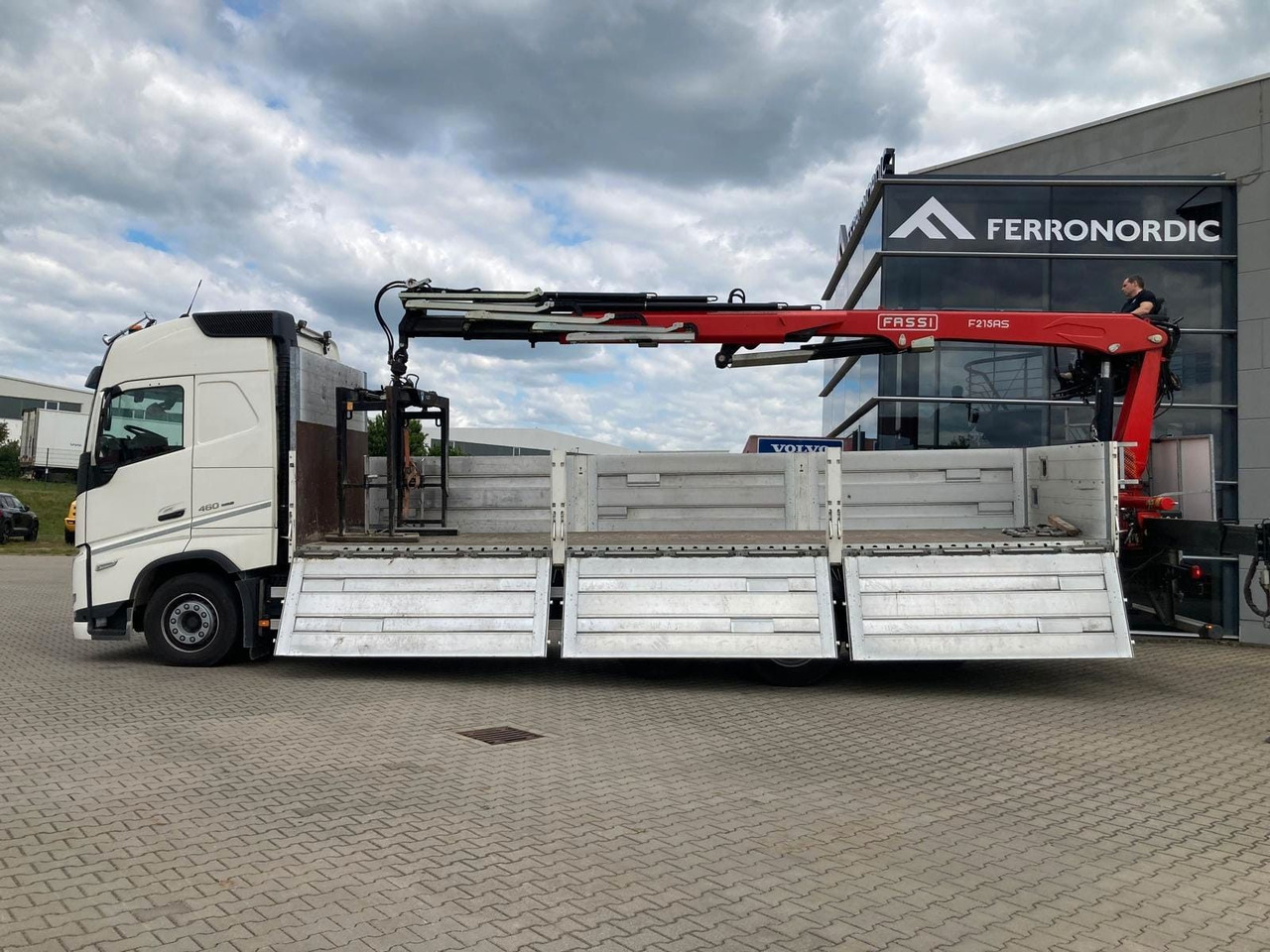 Volvo FH460 8x2 TRIDEM VLA&NLA gelenkt*FASSI F215AS.24 - Truk derek: gambar 3 Volvo FH460 8x2 TRIDEM VLA&NLA gelenkt*FASSI F215AS.24 - Truk derek: gambar 3