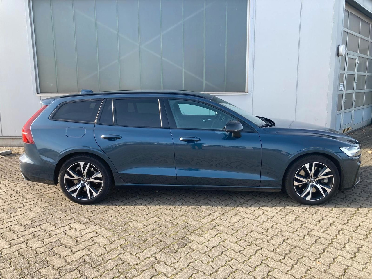 Volvo V60 T8 R Design Recharge Plug-In Hybrid AWD - Station wagon: gambar 2 Volvo V60 T8 R Design Recharge Plug-In Hybrid AWD - Station wagon: gambar 2