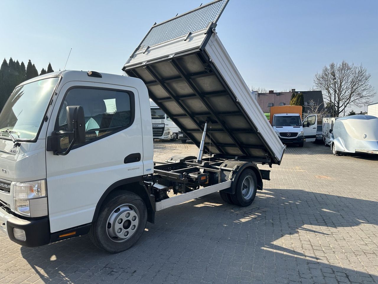 Mitsubishi Fuso Canter - Truk jungkit: gambar 1 Mitsubishi Fuso Canter - Truk jungkit: gambar 1