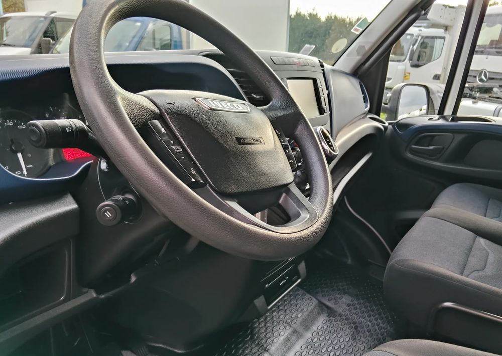 Truk box Iveco Daily: gambar 28 Truk box Iveco Daily: gambar 28