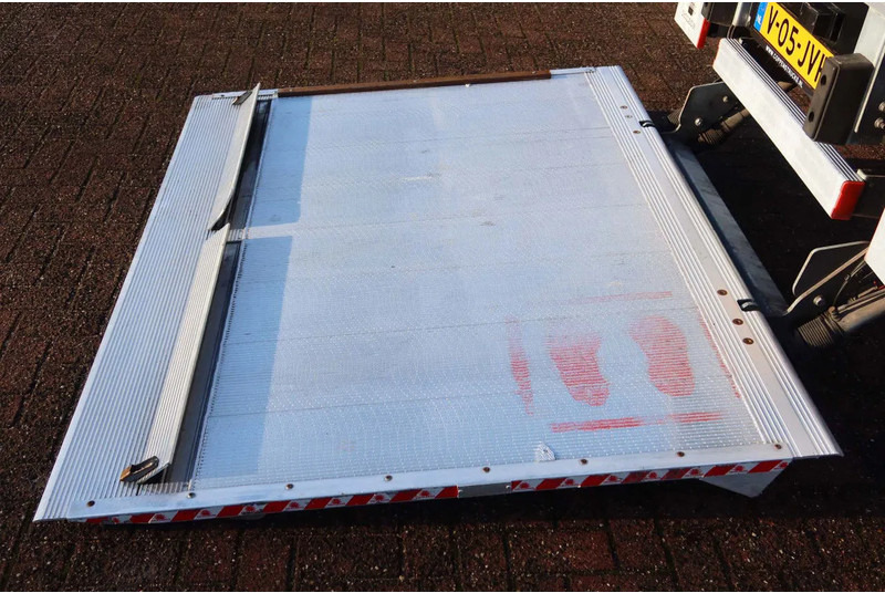 Iveco Daily 35C16 Carrier Xarios 350 Koel+Vries+verwarmen + stekker 220 volt, Dhollandia 750 kg klep - Van berpendingin: gambar 5 Iveco Daily 35C16 Carrier Xarios 350 Koel+Vries+verwarmen + stekker 220 volt, Dhollandia 750 kg klep - Van berpendingin: gambar 5