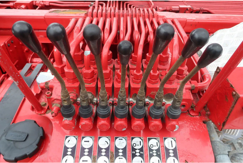 Volvo FH 460 Hooklift 8x2 Haakarm. 3x Steering axle - Truk pembawa sistem kabel: gambar 4 Volvo FH 460 Hooklift 8x2 Haakarm. 3x Steering axle - Truk pembawa sistem kabel: gambar 4