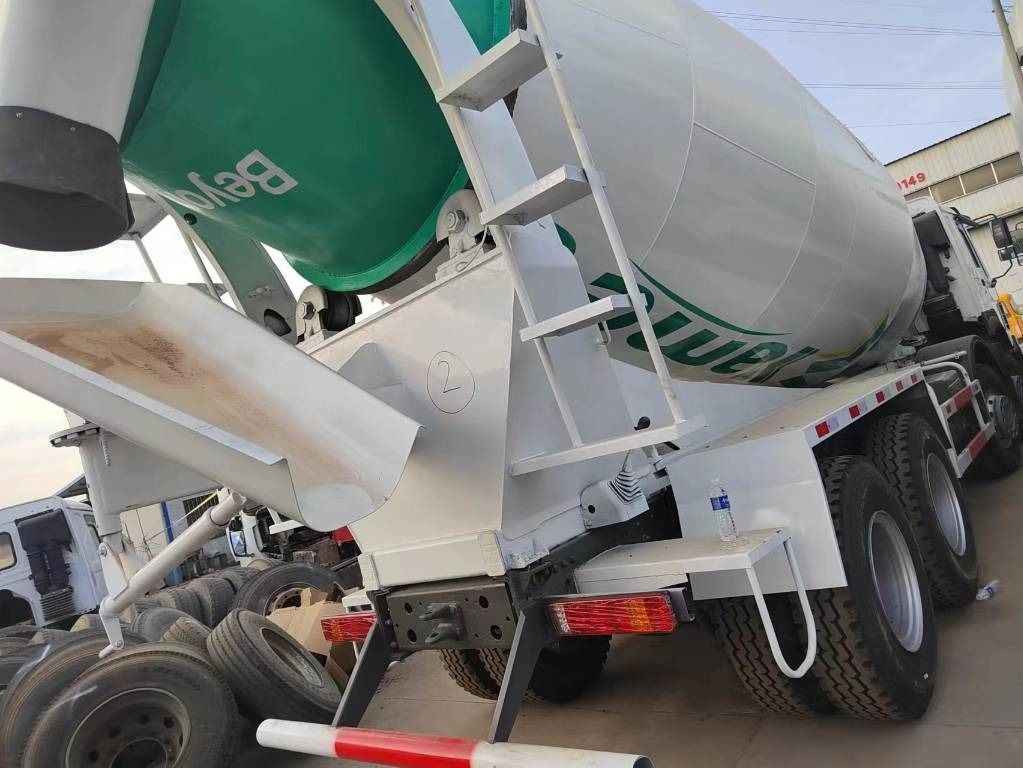 Howo 371 6X4 - Truk pengaduk beton: gambar 4 Howo 371 6X4 - Truk pengaduk beton: gambar 4