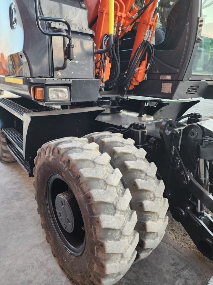 HITACHI ZX145W-6 - Ekskavator roda: gambar 5 HITACHI ZX145W-6 - Ekskavator roda: gambar 5