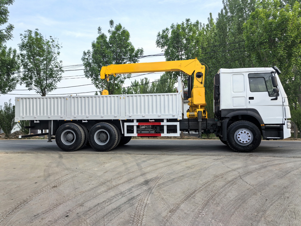 HOWO 371HP CRANE TRUCK - Truk derek: gambar 1 HOWO 371HP CRANE TRUCK - Truk derek: gambar 1