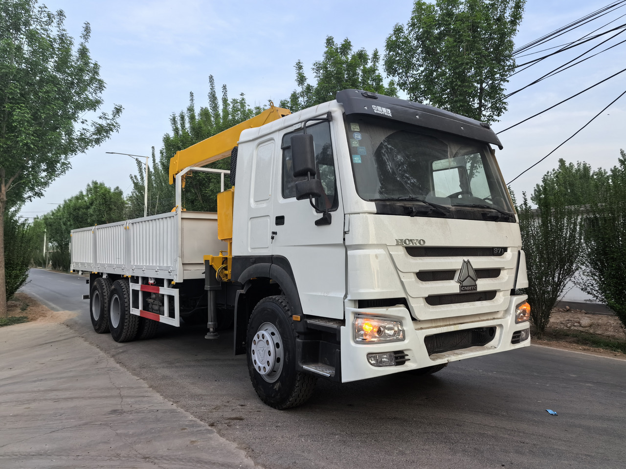 HOWO 371HP CRANE TRUCK - Truk derek: gambar 2 HOWO 371HP CRANE TRUCK - Truk derek: gambar 2