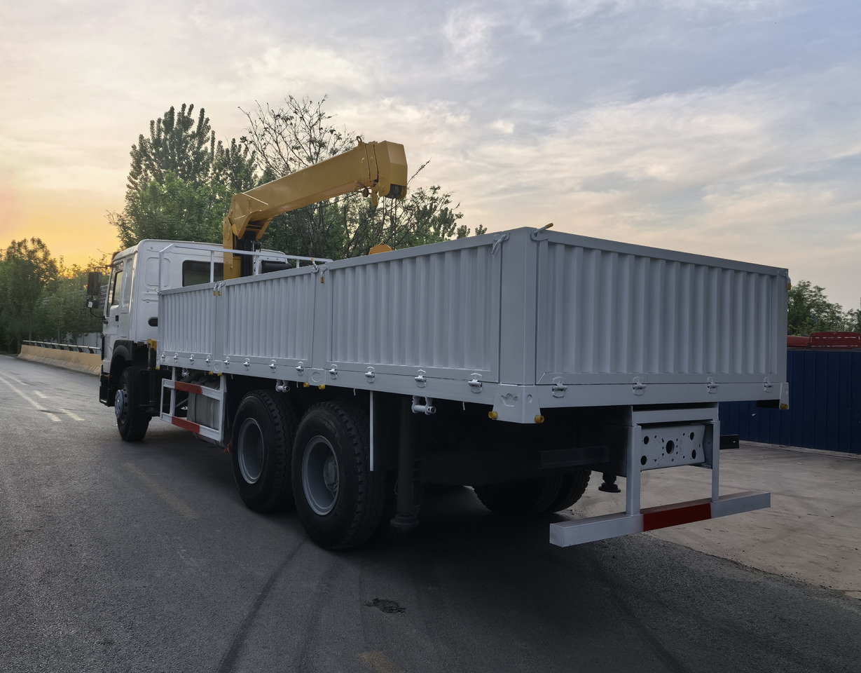 HOWO 371HP CRANE TRUCK - Truk derek: gambar 4 HOWO 371HP CRANE TRUCK - Truk derek: gambar 4
