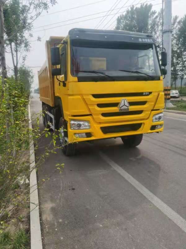 Howo Sinotruck - Truk jungkit: gambar 1 Howo Sinotruck - Truk jungkit: gambar 1