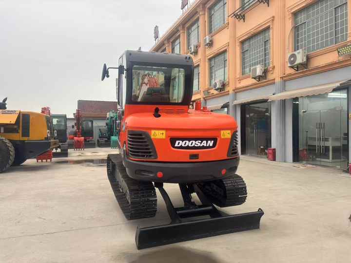 High Quality Hot Selling 6ton Second Hand Excavator Machine Mini Small Excavator DX60-9C Used Doosan Excavator for Sale DX60 - Ekskavator: gambar 2 High Quality Hot Selling 6ton Second Hand Excavator Machine Mini Small Excavator DX60-9C Used Doosan Excavator for Sale DX60 - Ekskavator: gambar 2