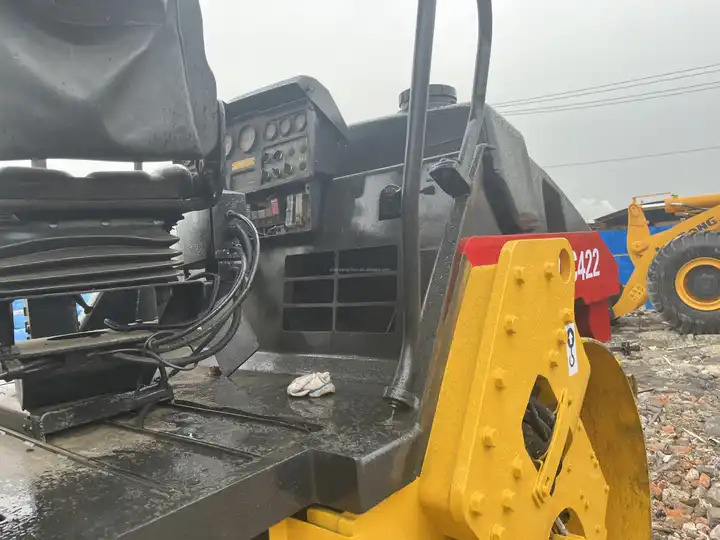 High Quality Used Industrial Compactor Machine Dynapac Cc 422 Hydraulic Vibrating Road Roller For Sale With High Quality - Roller jalan: gambar 5 High Quality Used Industrial Compactor Machine Dynapac Cc 422 Hydraulic Vibrating Road Roller For Sale With High Quality - Roller jalan: gambar 5