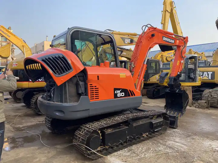 Ekskavator perayap High Quality and Low price Used Doosan Dx60 Wheeled Excavator In Good Condition 6-ton Mini 6t Excavator for sale: gambar 7