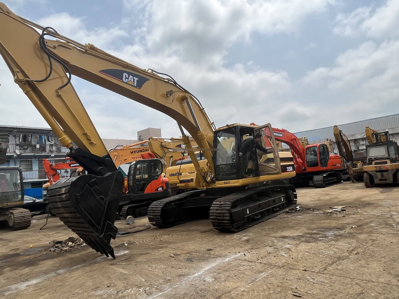 Used Caterpillar excavator CAT 325BL in good condition for sale - Ekskavator perayap: gambar 4 Used Caterpillar excavator CAT 325BL in good condition for sale - Ekskavator perayap: gambar 4