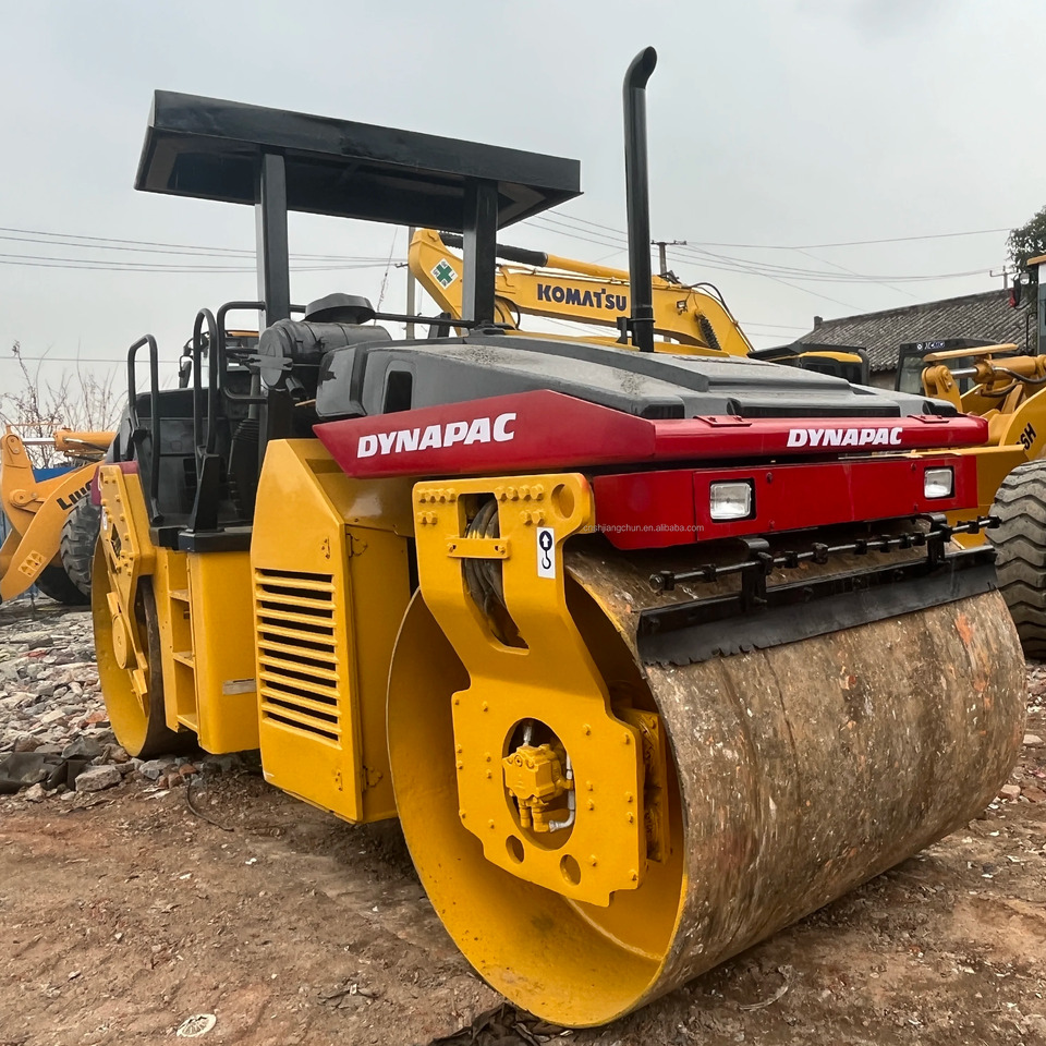Used road roller Dynapac CC422 with Double Drum Roller in Good Condition - Roller jalan: gambar 2 Used road roller Dynapac CC422 with Double Drum Roller in Good Condition - Roller jalan: gambar 2