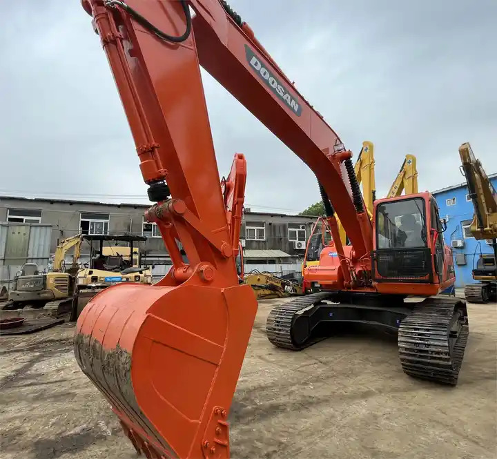 Used original Korea Doosan 20 ton excavator with cheap price and good condition DOOSAN Dx220LC-9e - Ekskavator perayap: gambar 1 Used original Korea Doosan 20 ton excavator with cheap price and good condition DOOSAN Dx220LC-9e - Ekskavator perayap: gambar 1
