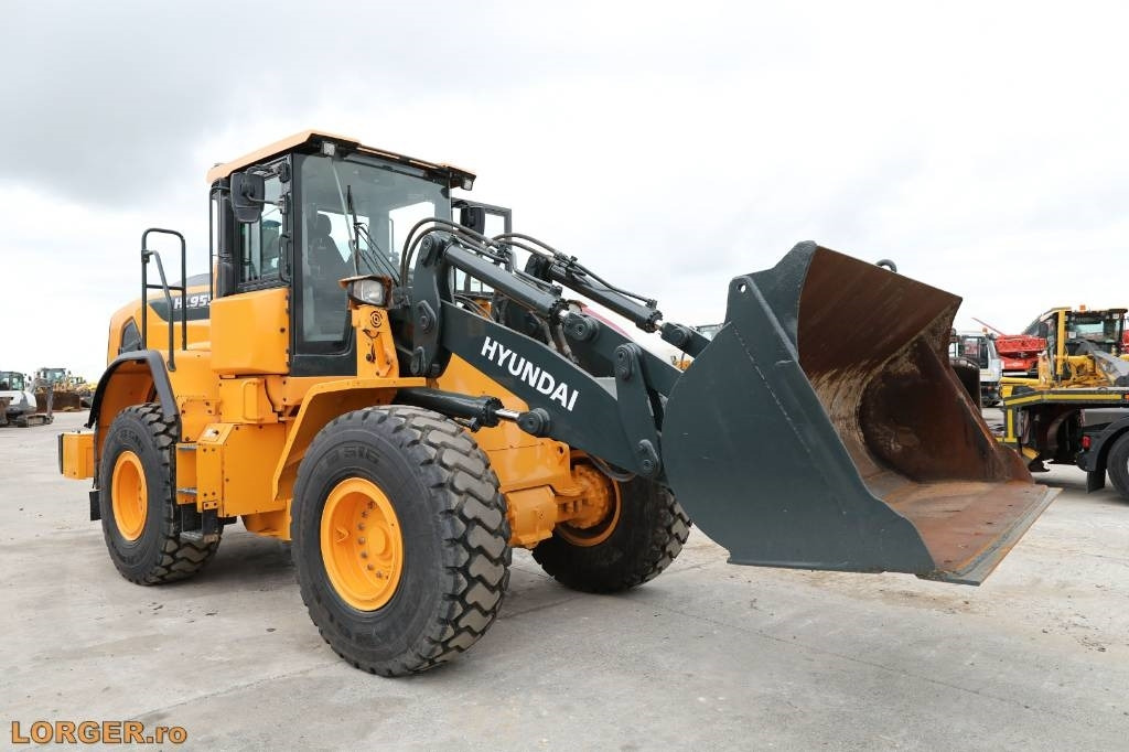 Hyundai HL 955 A - Wheel loader: gambar 4 Hyundai HL 955 A - Wheel loader: gambar 4