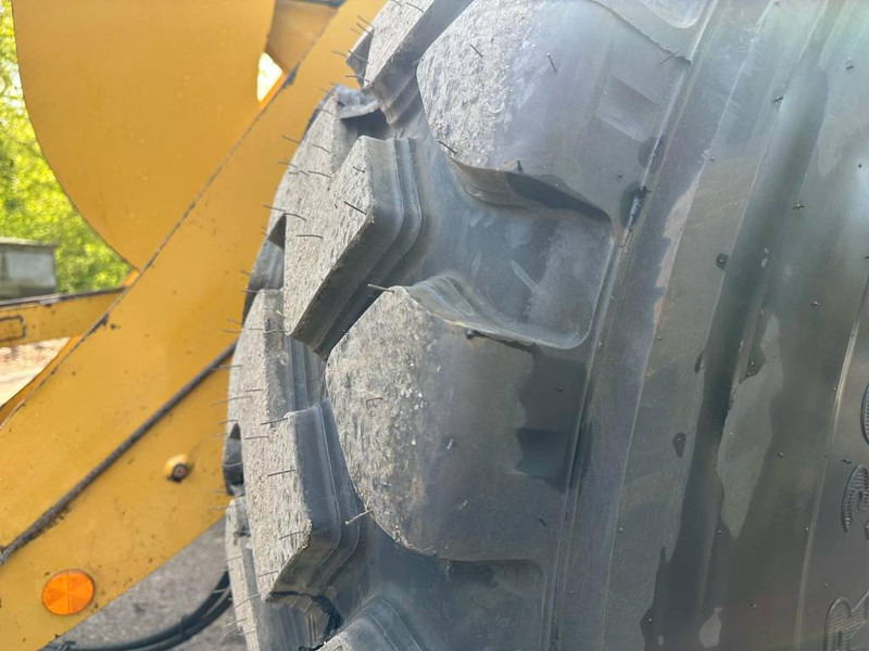Wheel loader Cat 930M new tires!: gambar 18