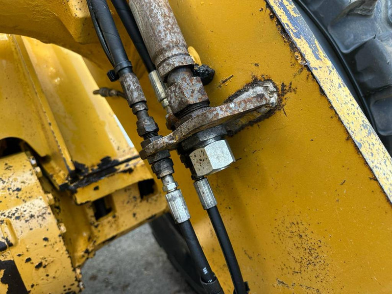 Wheel loader Cat 930M new tires!: gambar 17