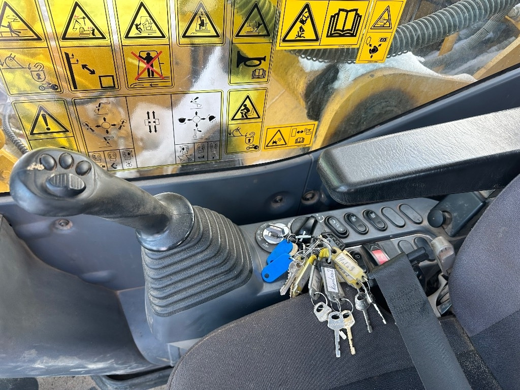 Ekskavator perayap Komatsu PC 210 LC-11: gambar 31