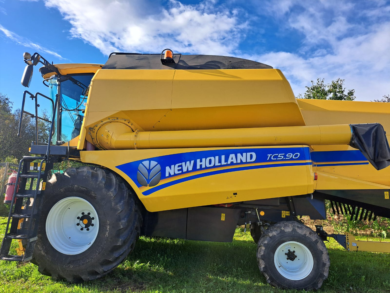 NEW HOLLAND TC 5.90 - Pemanen gabungan: gambar 1 NEW HOLLAND TC 5.90 - Pemanen gabungan: gambar 1